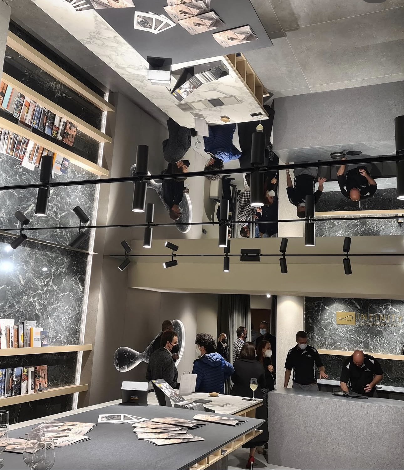 ฝ้าเพดานสะท้อนแสงเสมือนกระจก