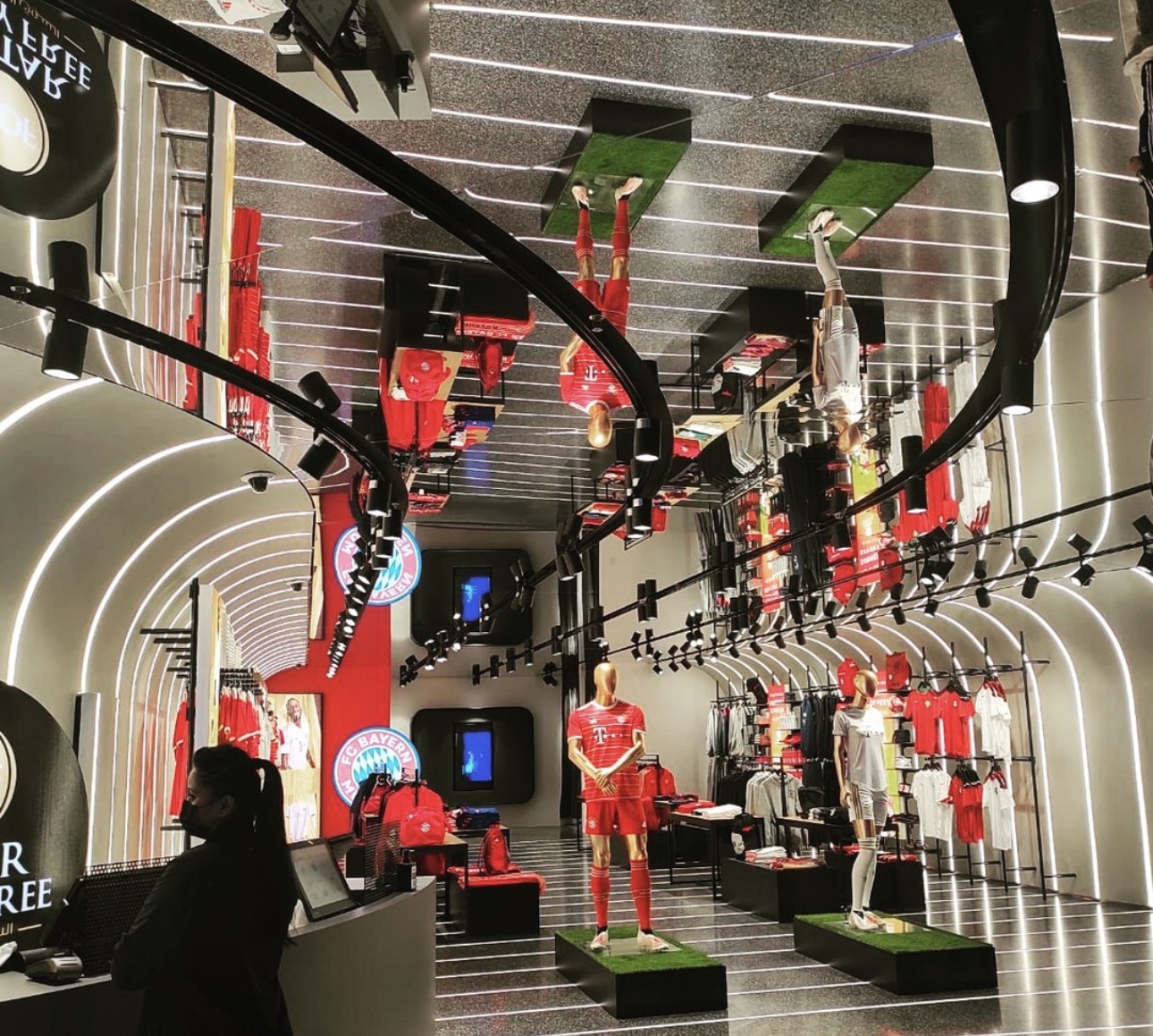 Mirror Ceiling สร้างมิติ